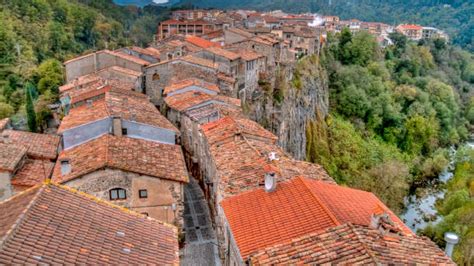 El bonito pueblo que impresiona en España entre rocas con las calles