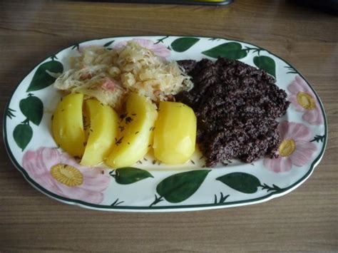 Blut Und Leberwurst Mit Kartoffeln Und Sauerkraut Rezept Kochbar De