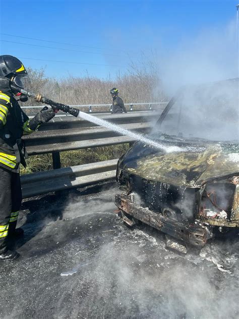 Furgone In Fiamme Sull Autostrada A Intervento Dei Vigili Del Fuoco