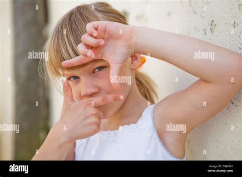 Mädchen Fingert Mädchen Fotos Und Bildmaterial In Hoher Auflösung Alamy