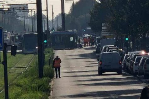 Un tram T9 percute un camion et déraille le choc fait trois blessés