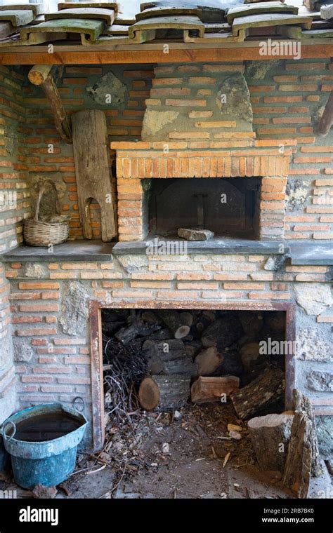 Wood Fired Pizza Oven Hi Res Stock Photography And Images Alamy