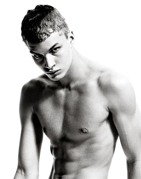 Omg He S Naked Fashion Model Lewis Mayhew Omg Blog