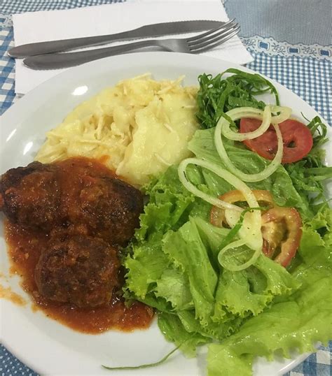 Almoço Purê de batata almôndegas de carne couve picadinha e