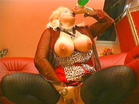 Big Breasted Mature Blonde Enjoys Inserting Strange Objects In Her Pussy Porn Zone