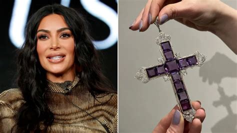 Kim Kardashian Compra Pingente Attallah Cross Usado Pela Princesa Diana