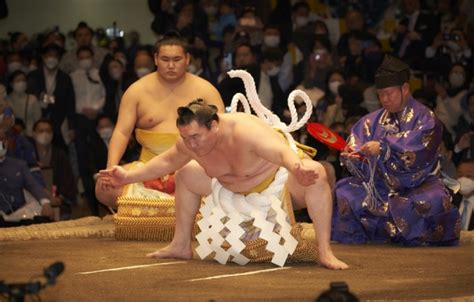 元白鵬、最後の土俵入り 太刀持ちは貴景勝、露払いは豊昇龍 写真｜【西日本スポーツ】