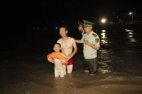 台风来袭！百名游客潮中嬉戏，边防官兵及时劝离 台风 官兵 游客 边防 安全 台州频道