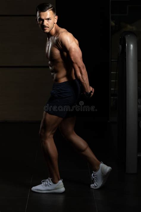 Pose Lat Rale De Fl Chissement De Triceps De Muscles D Homme Musculaire