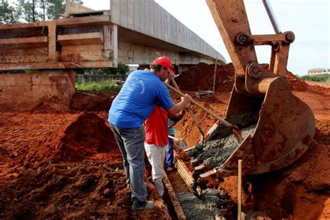 Secretaria de Obras inicia concretagem para implantação da terra armada