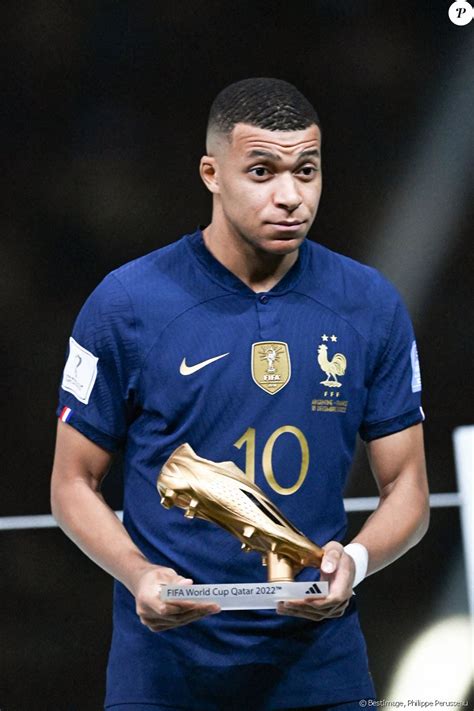 Kylian Mbappé - Remise du trophée de la Coupe du Monde au Qatar. Doha ...