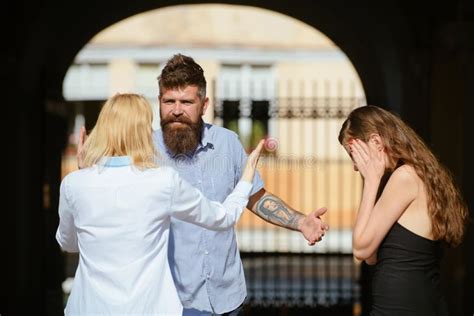 Mujeres Celosas De Pie Con Espaldas Entre Ellas Imagen De Archivo Imagen De Problema Celoso