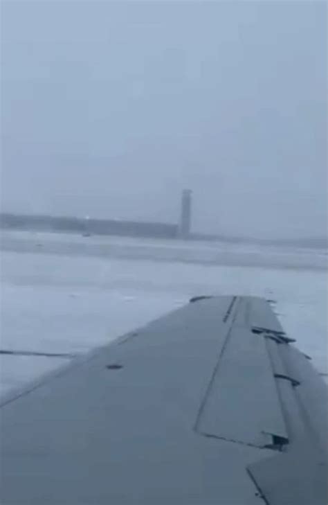 American Airlines Plane Slips Off Icy Runway In Chicago News Au