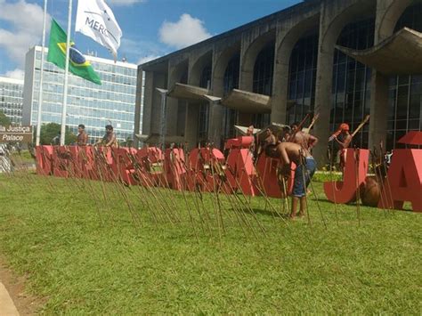 G1 Índios Fincam Flechas Na Esplanada Em Ato Por Demarcação De Terras