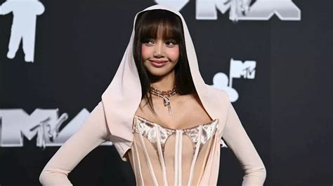 Blackpink S Lisa Looks Like A Rockstar In A Nude Corset Dress At The