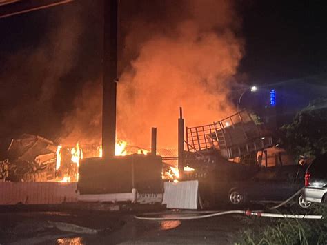 台中報廢車回收廠暗夜火警 烈焰照亮夜空濃煙四竄 社會 自由時報電子報