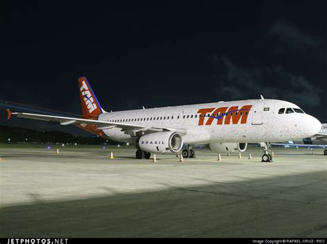 PT MZL Airbus A320 232 TAM Linhas Aéreas RAFAEL CRUZ JetPhotos