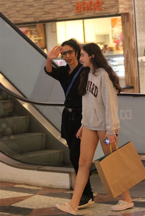 Em Apari O Rara Marisa Monte Faz Compras A Filha Em Shopping Do