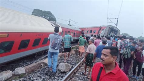 Video Howrah Csmt Express Train Derails In Chakradharpur Rescue