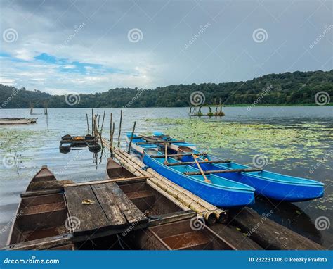 Os Barcos Tradicionais No Lago Tamblingan Bali Indonesia Tamblingan é