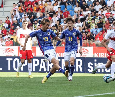 ＜日本・トルコ＞前半、中村敬（左）がゴール（撮影・小海途 良幹） ― スポニチ Sponichi Annex サッカー