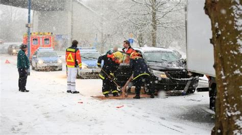 Schnee sorgt für Chaos auf Deutschlands Straßen DER SPIEGEL