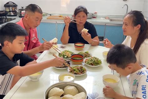 天热媳妇不想做饭，老公下厨炒一桌家常小菜，一家人吃的美滋滋 凤凰网视频 凤凰网