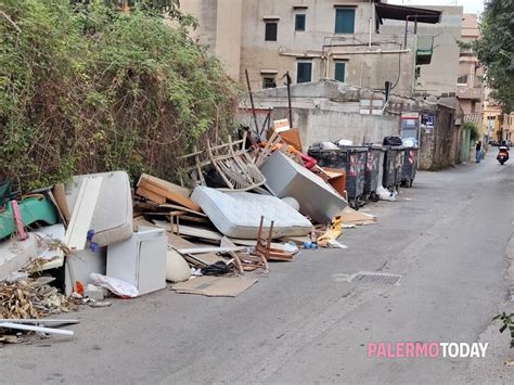 Discarica A Cielo Aperto In Via Portello Quante Segnalazioni Eppure