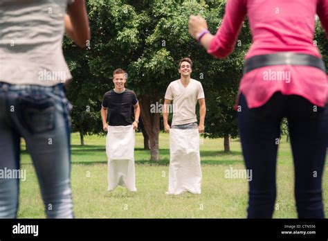 Amigos Divirti Ndose Hombres J Venes Jugando Carrera De Sacos En El