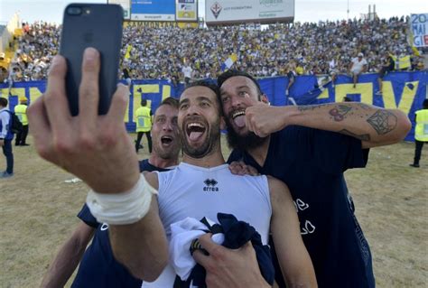 Parma In Serie B La Festa Dei Giocatori In Campo Foto Di