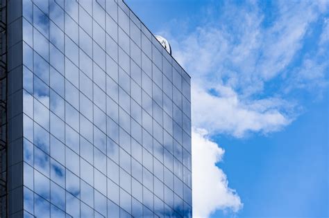 Arquitectura De Edificio De Cristal Moderno Con Cielo Azul Y Nubes