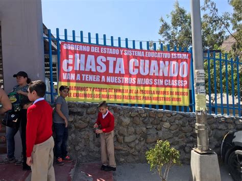 Dos Semanas Sin Clases Por Falta De Maestros Padres Protestan Afuera