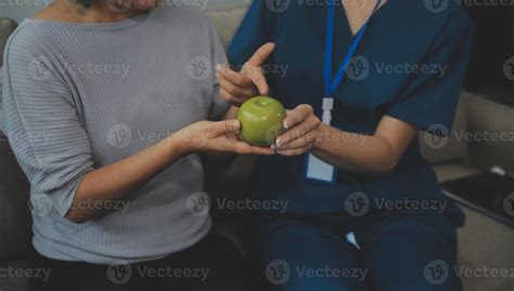 Contento Joven Hembra Enfermero Proporcionar Cuidado M Dico Servicio