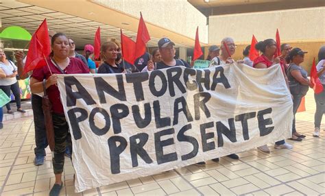 Se Manifiestan Precaristas En Los Patios De Gobierno Del Estado