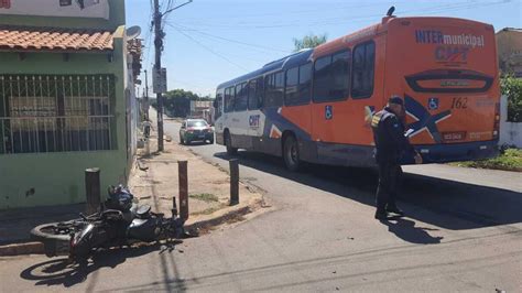 Motociclista Invade Preferencial E é Atingido Por ônibus Em Vg Vgn