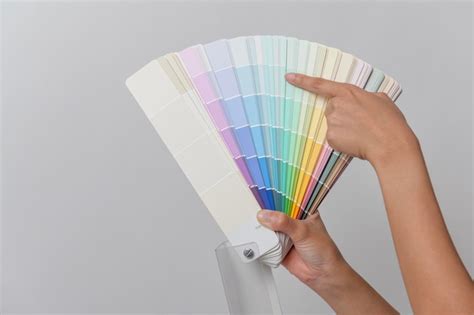 Fechar A M O De Uma Mulher Segurando A Cor Pantone Design Sobre Fundo