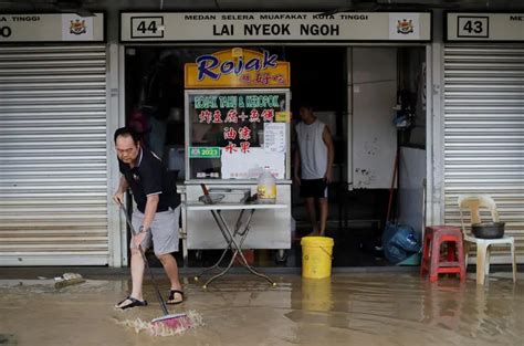 Thousands Flee Malaysia Floods