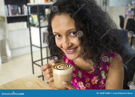 Cute-Latina-Frau Im Freien in Der Stadt Stockfoto - Bild von kolumbien ...