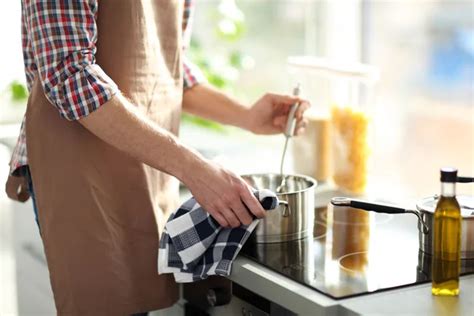 Man Cooking Dinner In Kitchen — Stock Photo © Belchonock 110367302