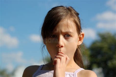 Junges Mädchen im Bikini stockbild Bild von belaubt recht