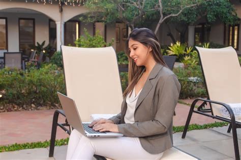 Chica De Negocios Joven Que Trabaja Con Su Computadora Port Til En El