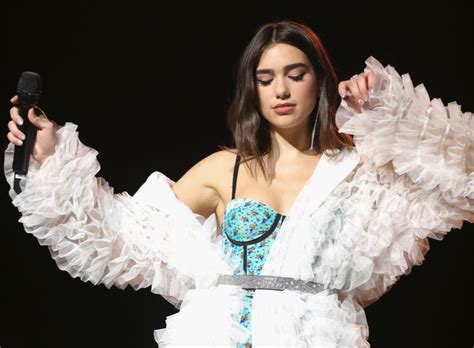 Dua Lipas Microphone Slips Out Of Hand During Performance Fans React