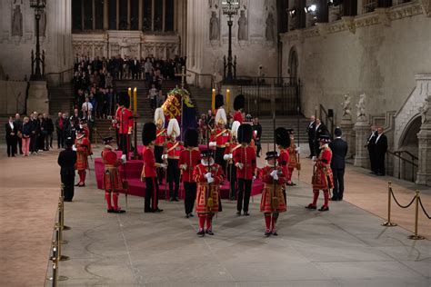 Un Membre De La Garde Royale S Effondre Devant Le Cercueil De La Reine