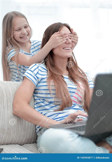 Estimation Qui Peu De Fille Fermant Ses Yeux Sa Maman Image Stock