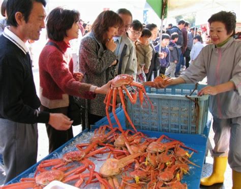 越前がにのカニ汁に長蛇の列 越前町で「かにまつり」開幕 越前がにならかにカニ福井