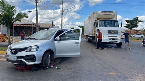 Caminhão carro e bicicleta se envolvem em acidente de trânsito no