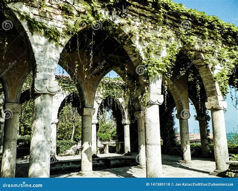 Arquitetura Velha Em Jardins Do Pal Cio De Balchik Bulg Ria Foto De