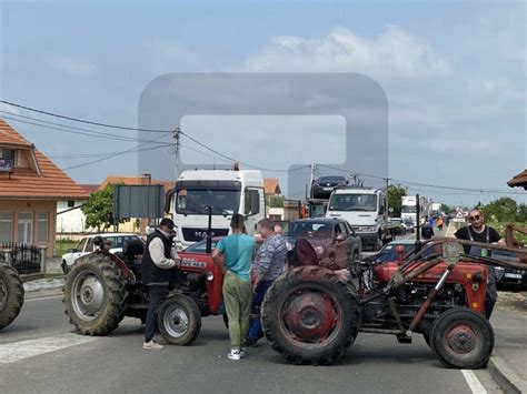 Poljoprivrednici Traktorima Blokirali Put Kragujevac Topola Blokada Bi