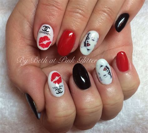 Marilyn Monroe Nail Art Uñas lila Uñas cortas Arte de uñas