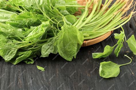 Premium Photo Bayam Fresh Spinach Vegetable On Bamboo Plate